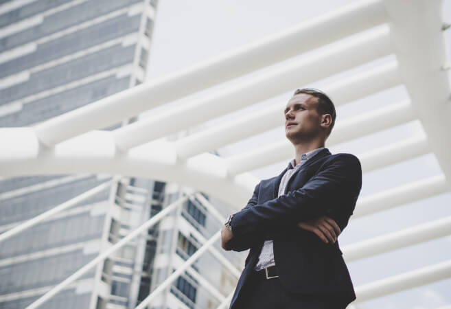 Geschäftsmann mit verschränkten Armen