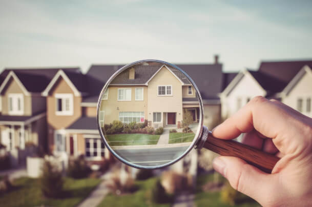 Lupe zeigt Haus herangezoomt