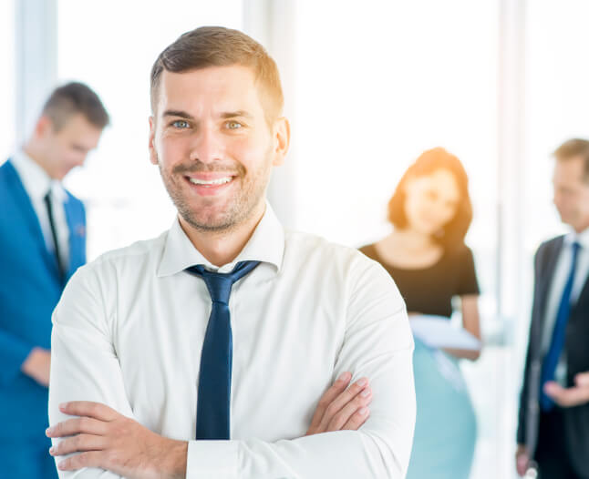 Junger Mann im Anzug