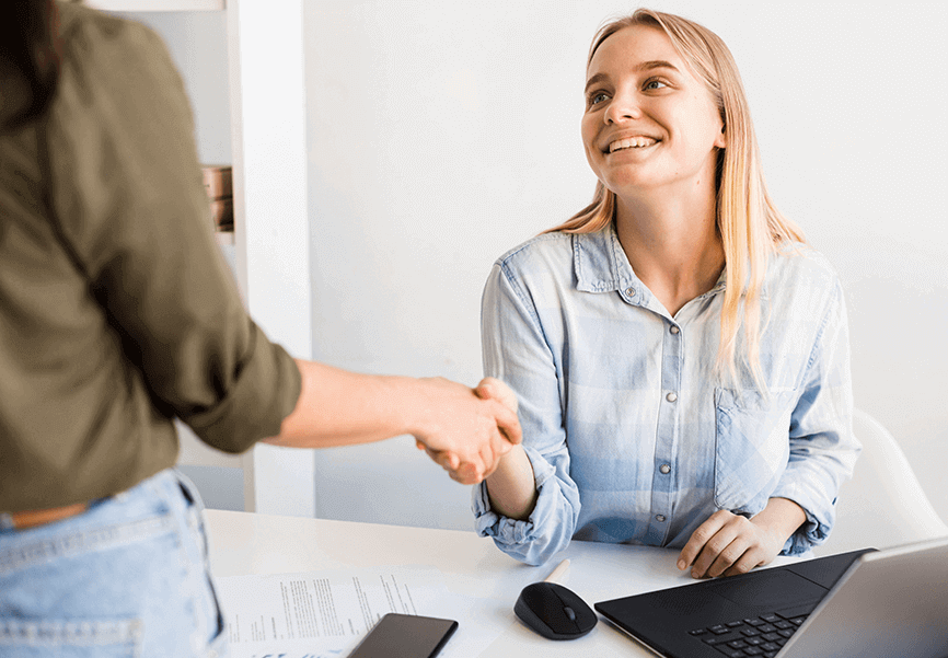 Frau empfängt Kundin in Ihrem Büro